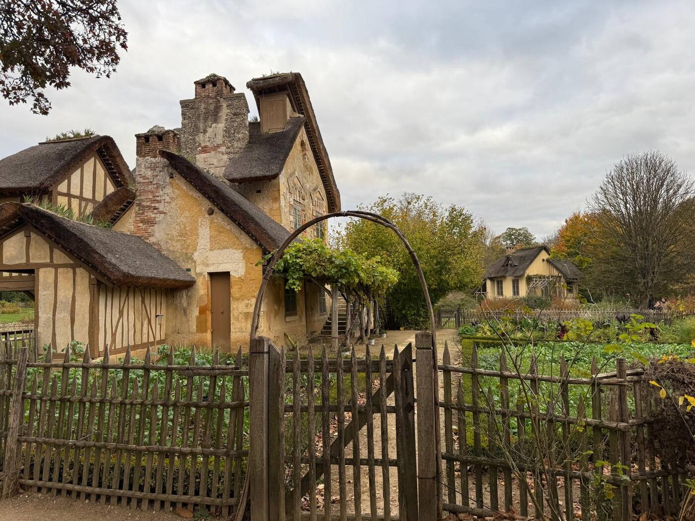Hameau de la Reine çiftlik evleri ve sebze bahçesi