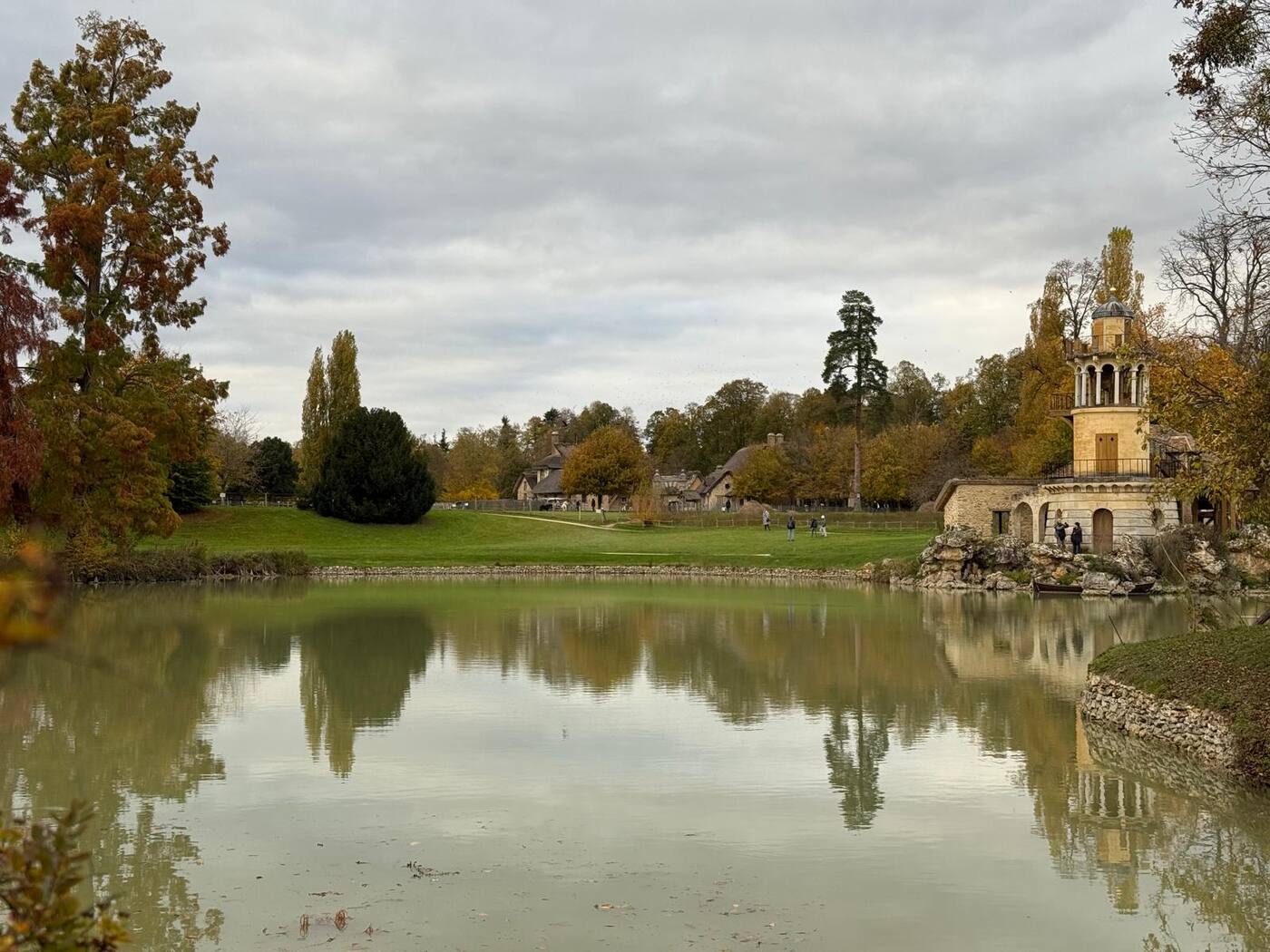 Kraliçe'nin Köyü göleti ve Marlborough Kulesi, Versailles