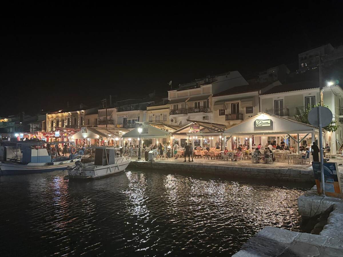 Pythagorio kordonu gece, Samos