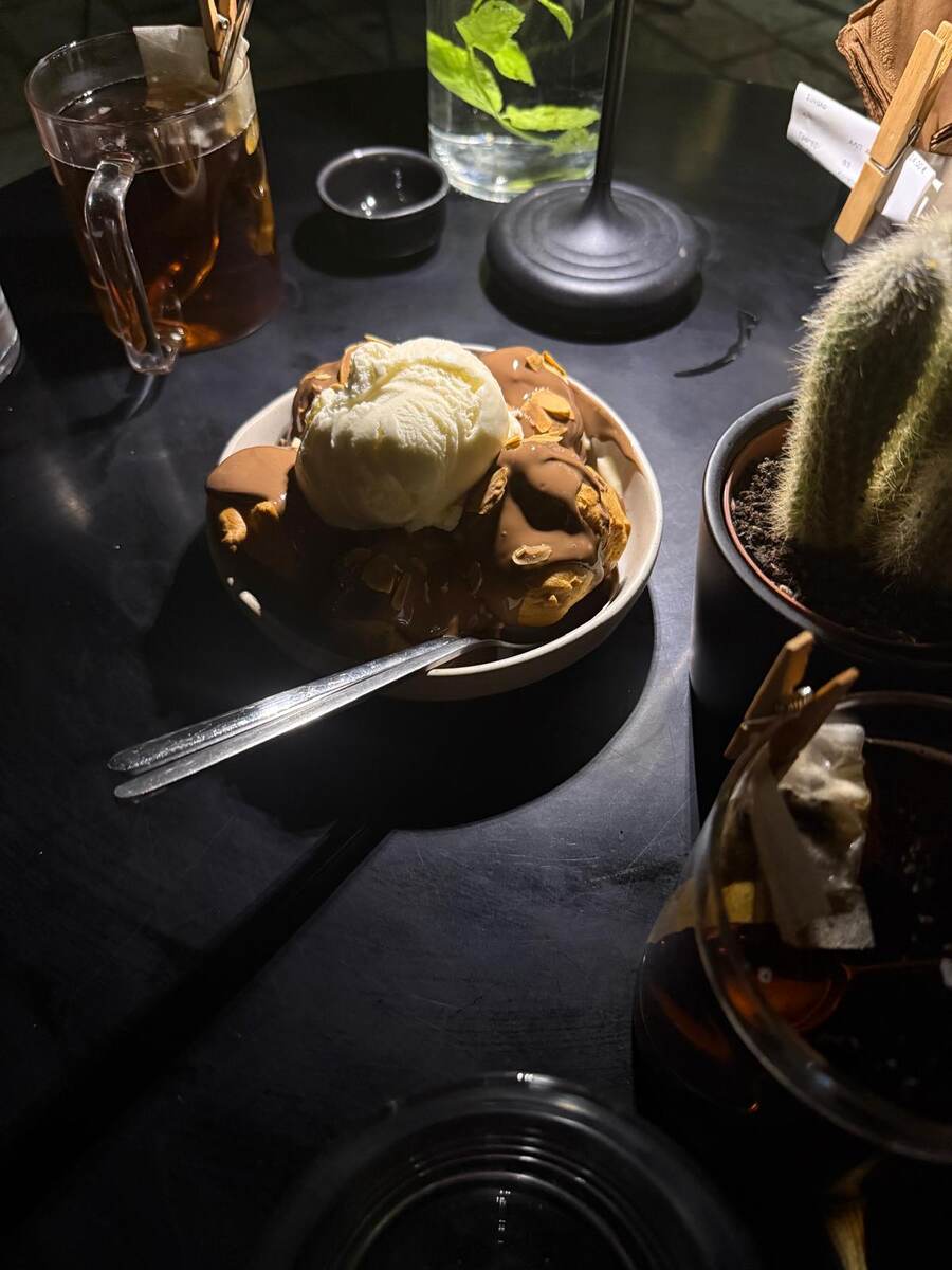 Two Spoons profiterol, Samos